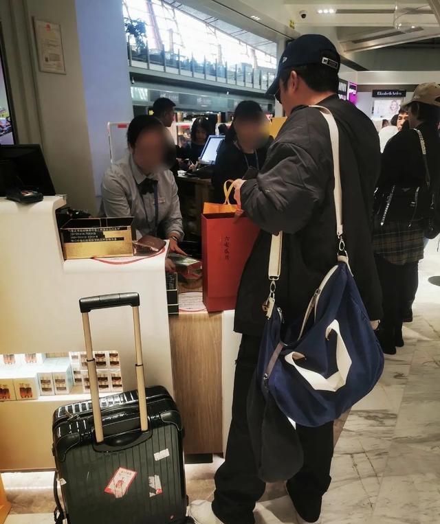 于谦|46岁吴京发福!穿斑马纹短裤像裹条裙子,掀T恤擦汗不及于谦儒雅