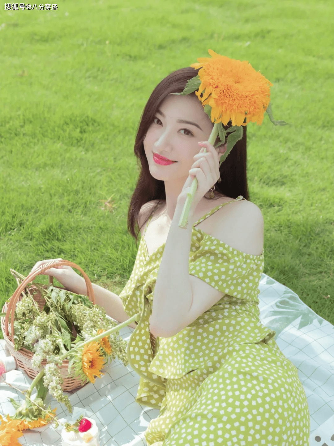 季节|景甜真会打扮，一袭绿色碎花连衣裙清新甜美，比“司藤”还要惊艳