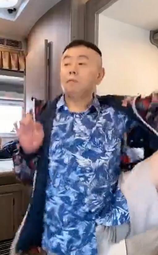 色调|潘长江不服老，穿印花衫跳《无价之姐》，动作灵活哪像63岁大叔样