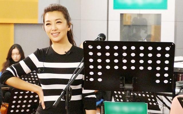 黑色|江珊不愧是风华绝代的美人，一袭黑色裹身长裙优雅高级，稳重大气