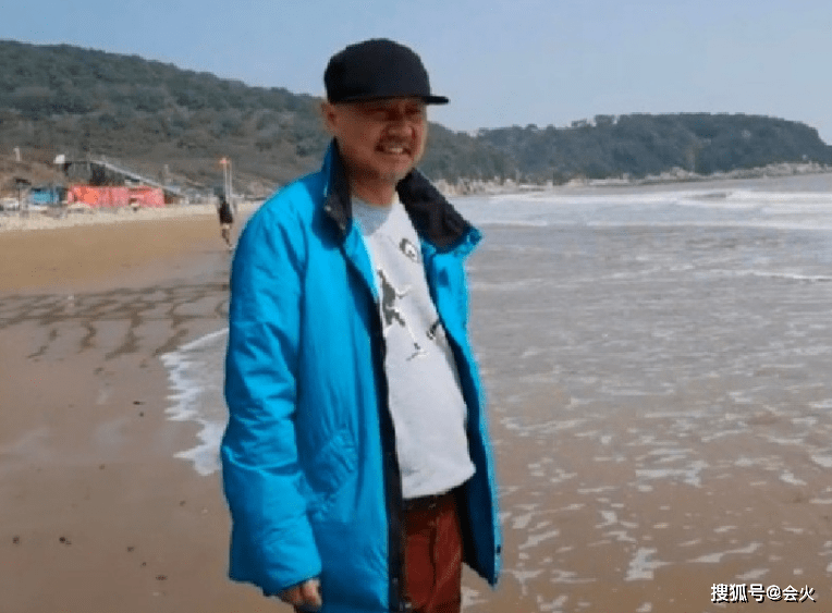 腾格尔|“歌王”腾格尔私宅内景曝光！客厅大树近3米，墙上苍蝇拍接地气
