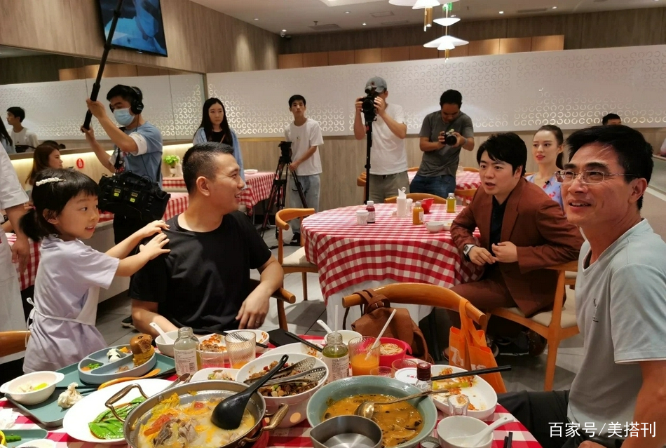 灯笼|吉娜最新近照，蓝色碎花裙温柔了时光，私下和荧幕上状态一样好