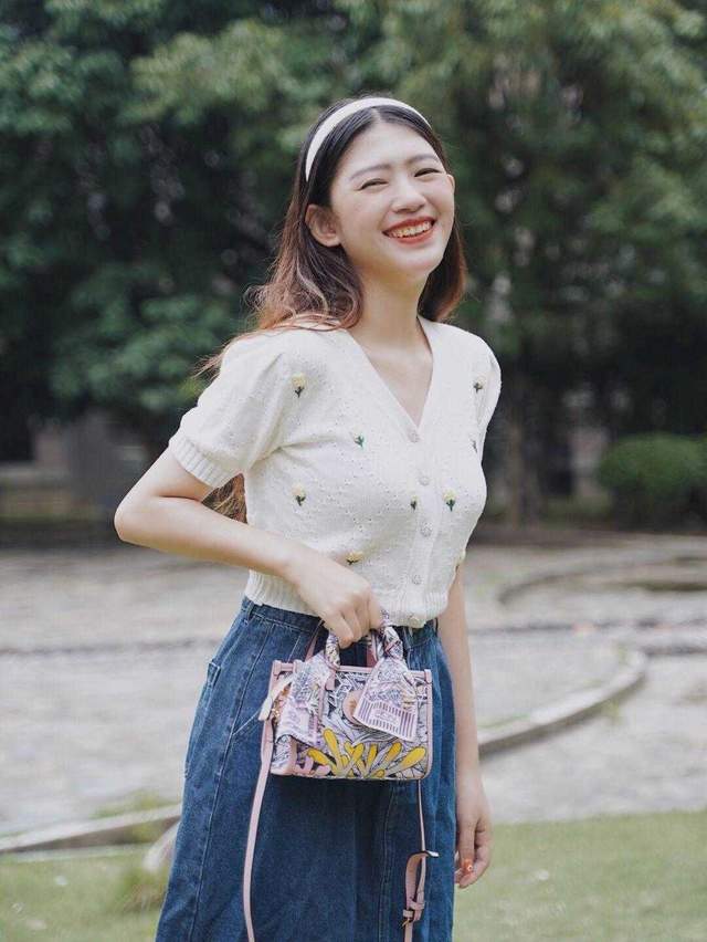 颜色|精致的女人自带气场，针织衫配半身裙，女人30岁一样可以很高级