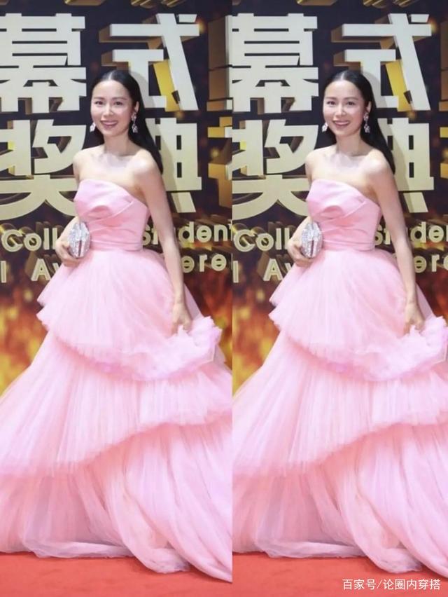 江一燕|江一燕穿粉色裙子亮相,有几分江南美女的味道,看着让人着迷