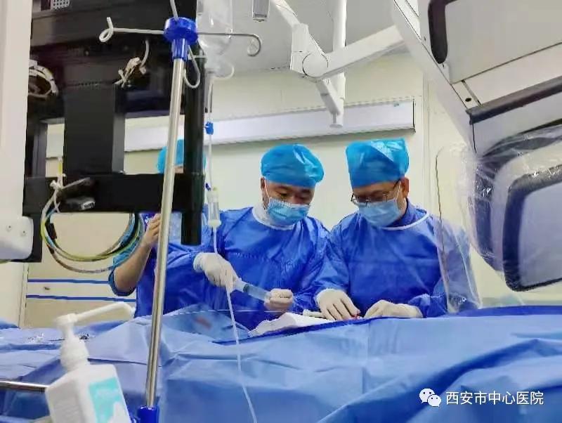 手术|一箭双雕——西安市中心医院心内科成功实施微创房间隔缺损+左心耳联合封堵术