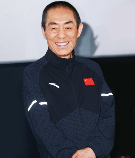 对比|张艺谋近照快瘦成麻杆，脸色蜡黄和家人对比鲜明，长子撞脸常远