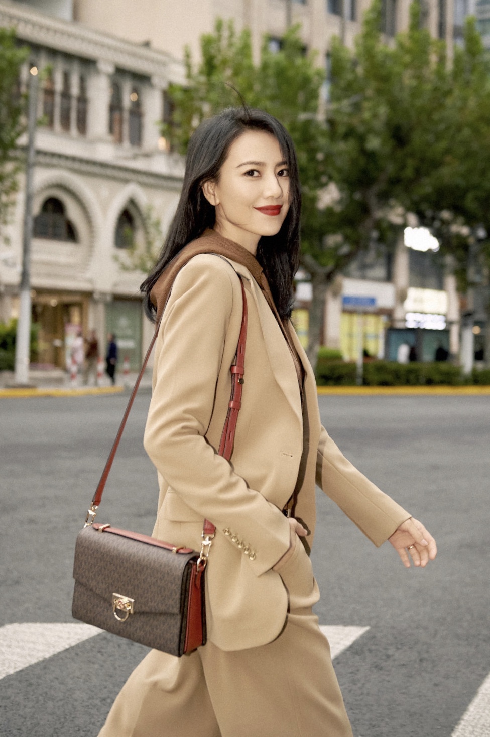 西装|高圆圆秋日大片曝光！卡其西装氛围感十足，不愧是国民女神
