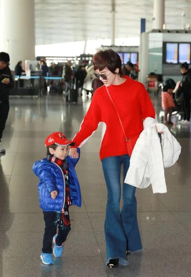 身材|44岁金巧巧罕见现身,毛衣一面红火一面清纯,穿高跟鞋不耽误抱娃