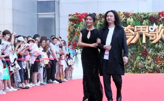 黑色|江珊不愧是风华绝代的美人,一袭黑色裹身长裙优雅高级,稳重大气