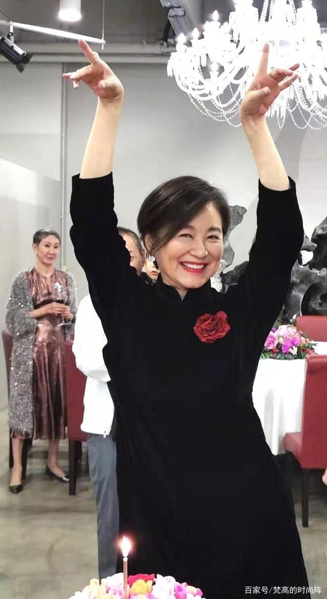 林青霞|林青霞近照曝光，一身休闲黑衣陪友人漫步！真不像66岁的老太太
