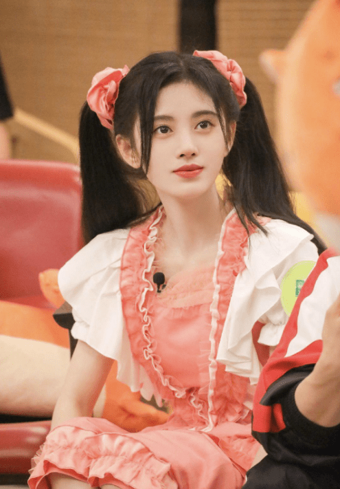 气息|又被杨颖的细腰折服了！袖子和衣身“一样宽”，依然能穿出瘦削感