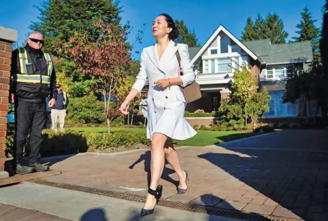 身材|孟晚舟私下造型不忍直视！穿紧身针织衫配百褶裙太显胖，更接地气