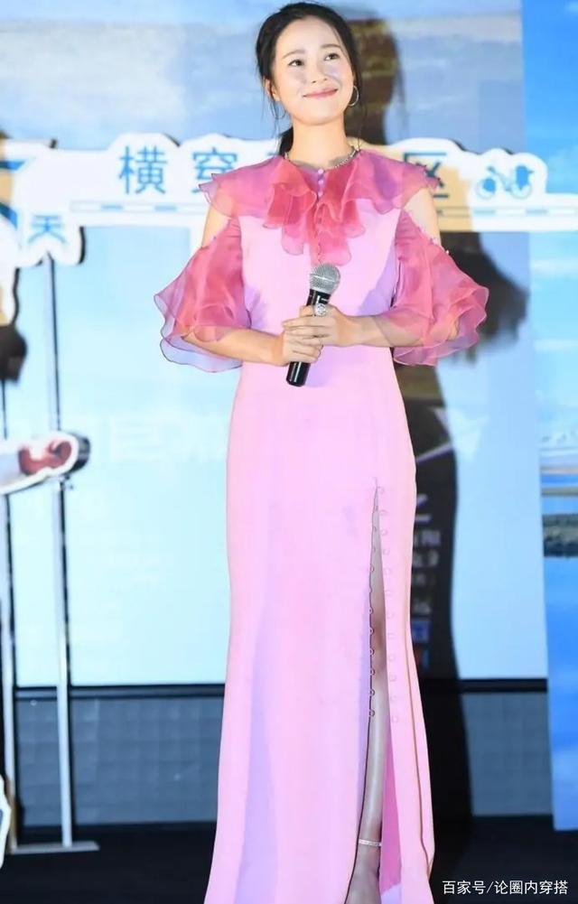 江一燕|江一燕穿粉色裙子亮相，有几分江南美女的味道，看着让人着迷