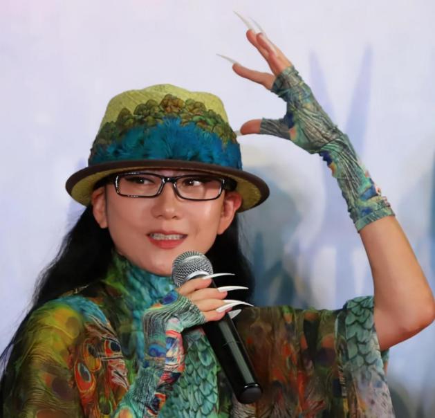 感觉|62岁长这样？杨丽萍身穿孔雀长裙仙气十足，白里透红皮肤如少女般