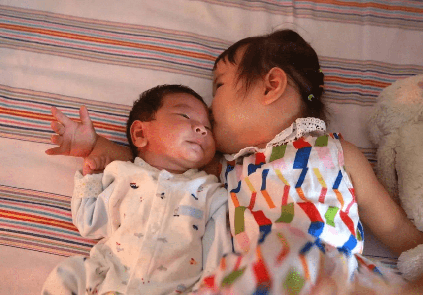 手指|第一胎宝宝这个“细节”，能暗示下一胎“性别”？有些老话还真准