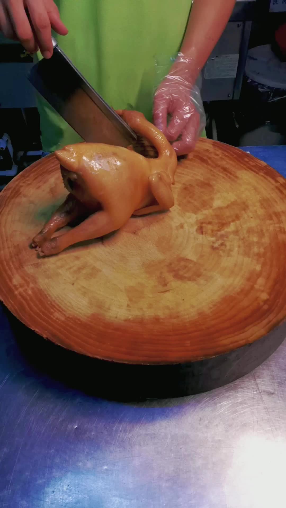 培训学员砍盐焗鸡摆盘