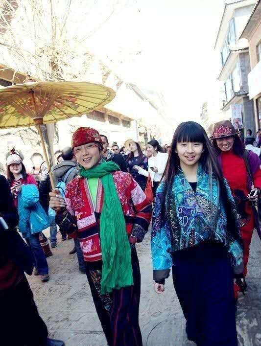 条纹|65岁老戏骨潘虹尝试“红配绿”！穿14年前旧衣，围巾太时髦了