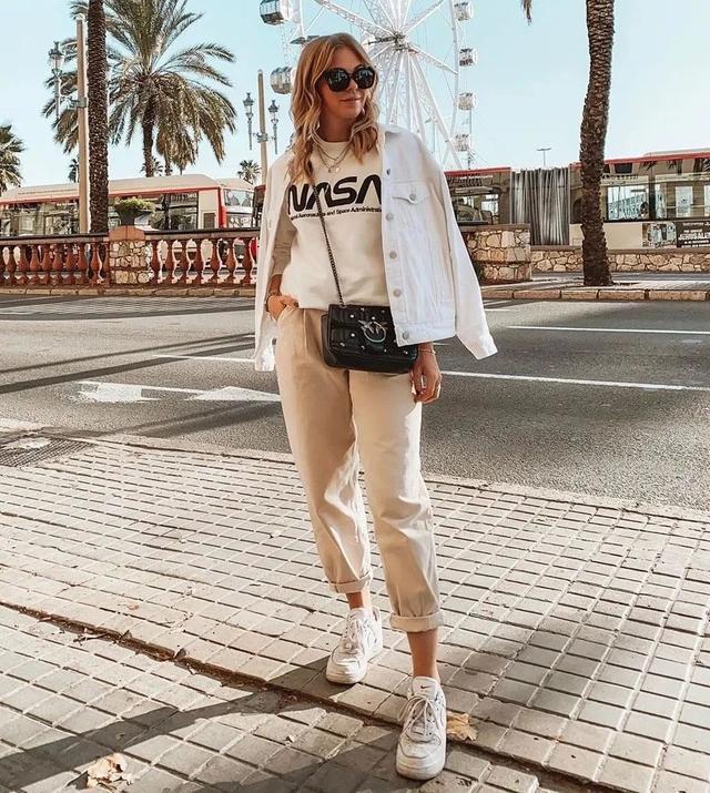 黑色|必备的牛仔外套，这样搭配起来，休闲减龄又帅气！