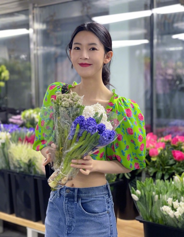 好身材|陈瑶穿绿色花衬衫去买花，配牛仔裤青春靓丽，这腰只有巴掌大？