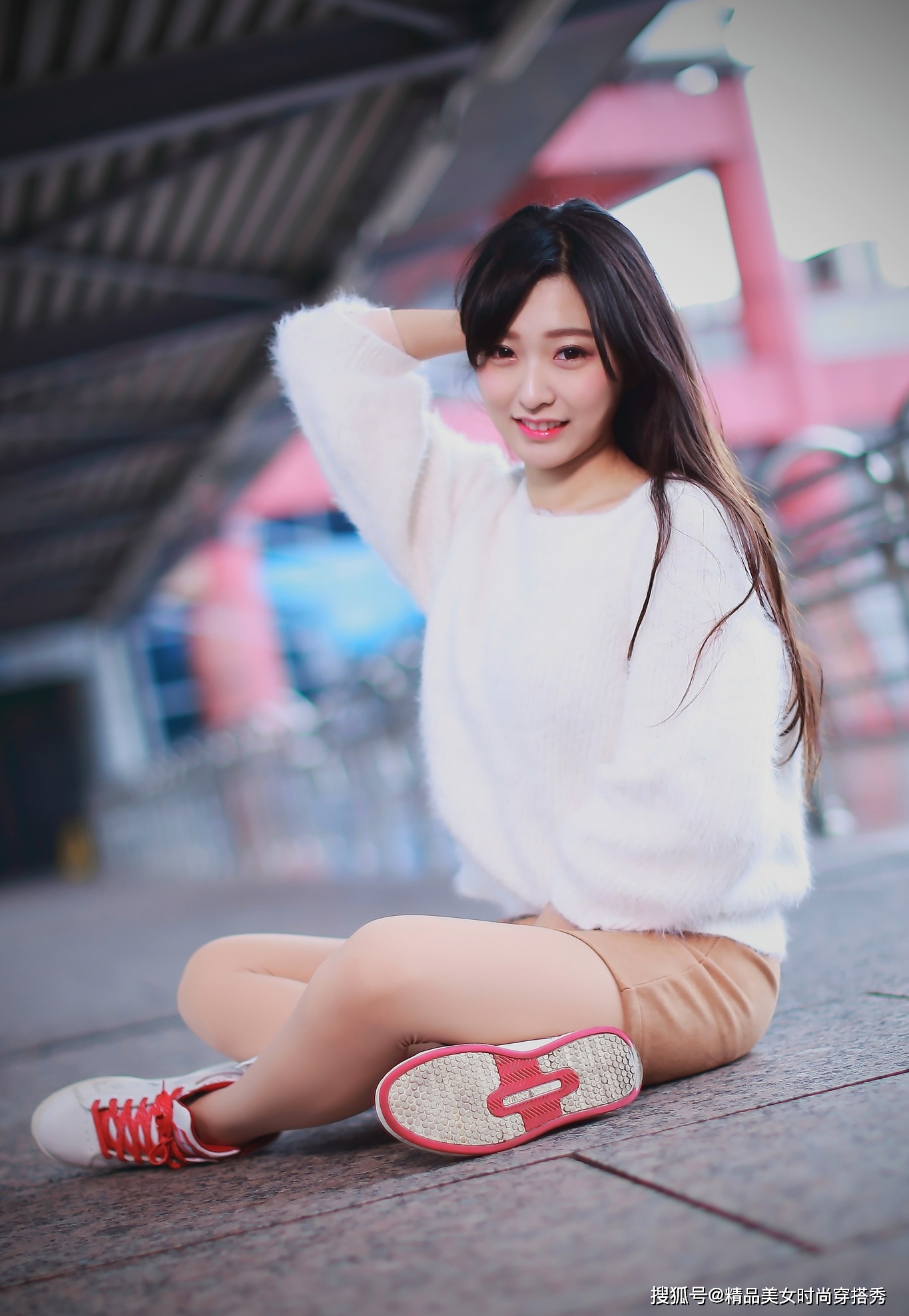 短裙|美女身着米色西服短裙，搭配出精致的造型，展示出女人柔和的美