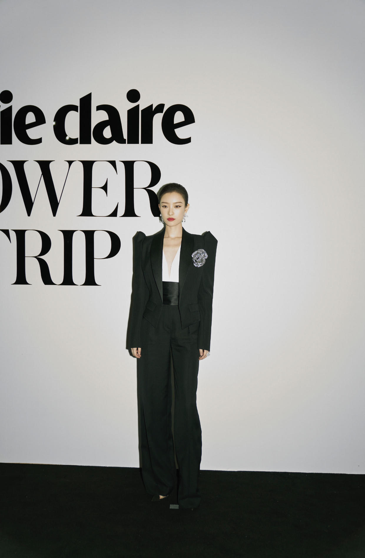 进行|倪妮私服穿搭装真好看，条纹上衣配牛仔裤简约随性，显瘦又时髦