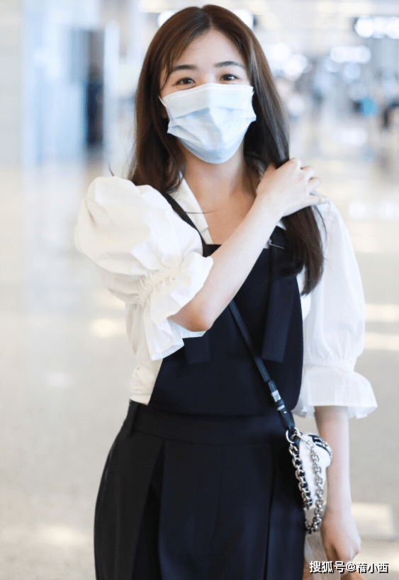 黑色|张含韵越来越会打扮，穿背带裙配白衬衫走机场，时髦减龄又显气质