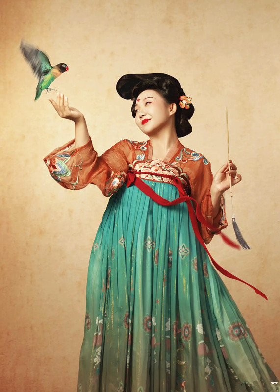 种类|辣目洋子胖得很妖娆,穿唐代裙装飘逸华美,有了“仕女图”神韵