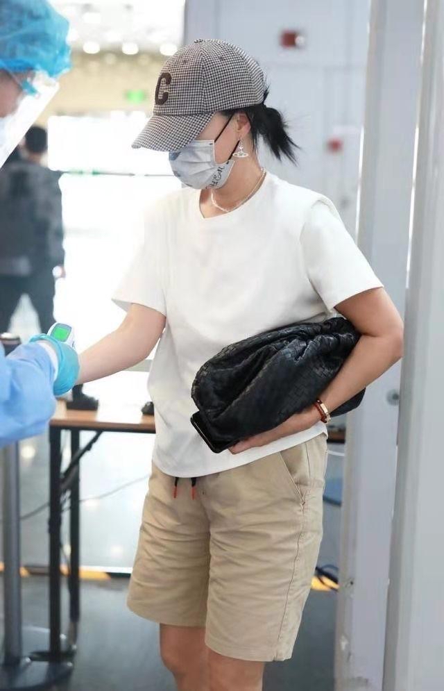 黑色|那英没有明星包袱,穿白T配“大裤衩”就出门,依然还有大姐范儿