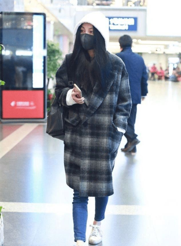 黑色|姚笛终于时髦一次，穿格纹大衣搭连帽卫衣优雅减龄，气质惊艳
