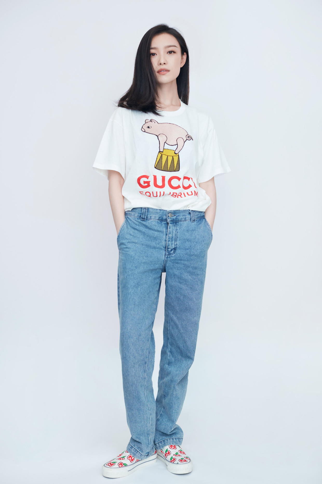 进行|倪妮私服穿搭装真好看，条纹上衣配牛仔裤简约随性，显瘦又时髦