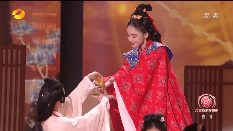 张萌|芒果817晚会女星状态大赏:娜扎紧张频卡词,张萌浮肿,硬糖全员扮嫩