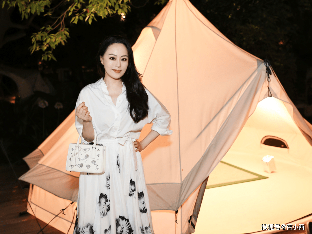 章小蕙|章小蕙的上流贵妇生活让人羡慕，穿白衬衫配半身裙，高级感藏不住