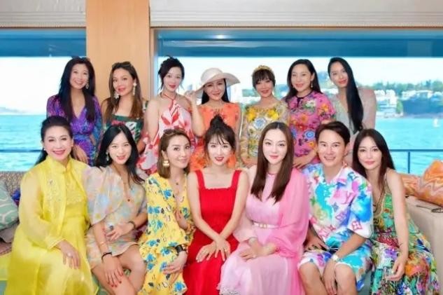 娃娃脸|阔太李念游艇上庆生，获豪华闺蜜团作陪，打扮招摇像是选美现场