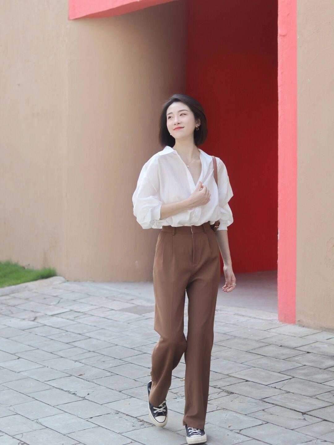 显得|秋天，“阔腿裤”的高级穿法是这样的，搭配白衬衫利落潇洒