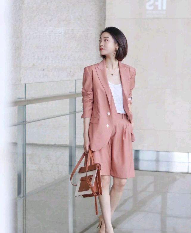 服装|只要穿对了，就能轻松成为精致的女人，与年龄无关