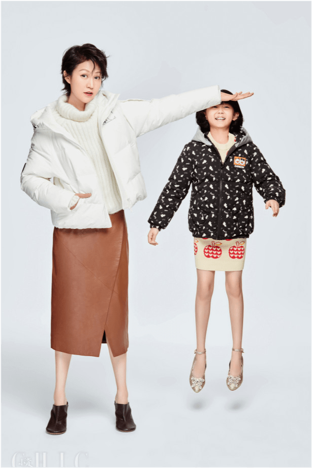 鲍蕾携|鲍蕾携俩女儿登大刊！贝儿身材比例堪比超模，颜值成三人中竟然最佳