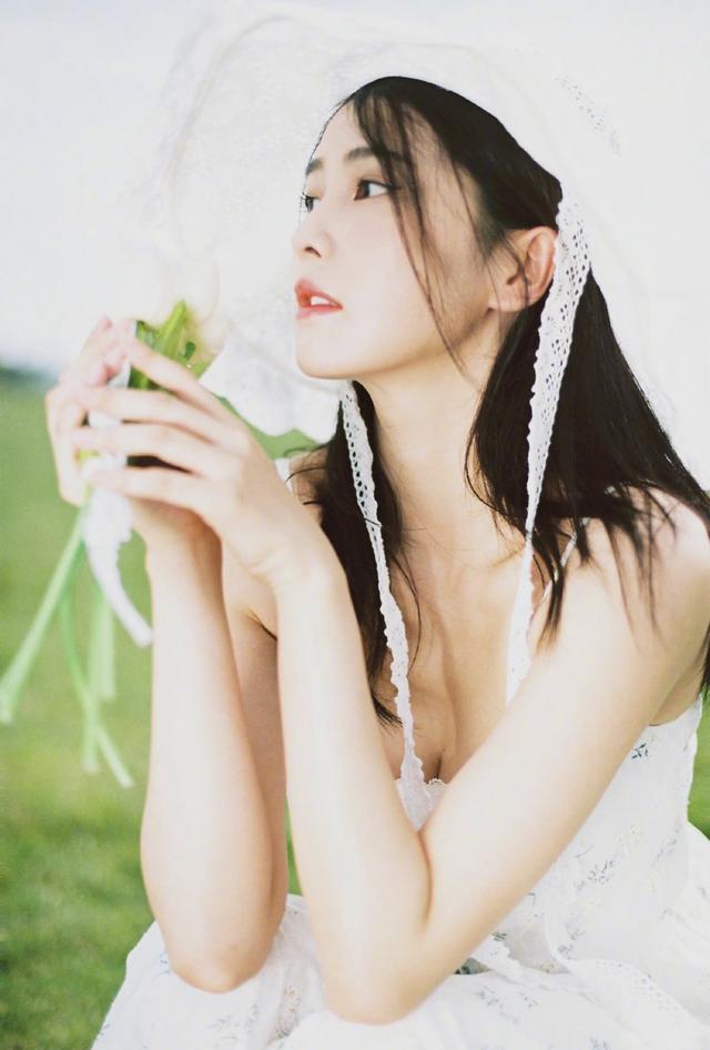 显得|白鹿不愧是于正力捧的人，穿碎花裙扮邻家女孩，清丽脱俗美成初恋