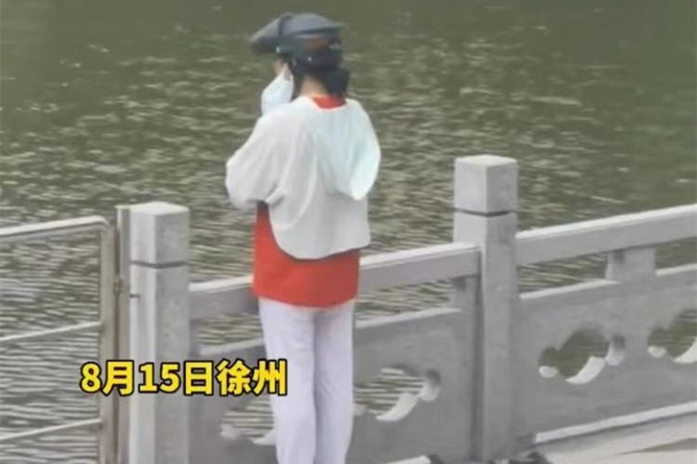 江苏一女子买鱼放生 祈祷半小时才放鱼 鱼儿缺氧死亡 动物