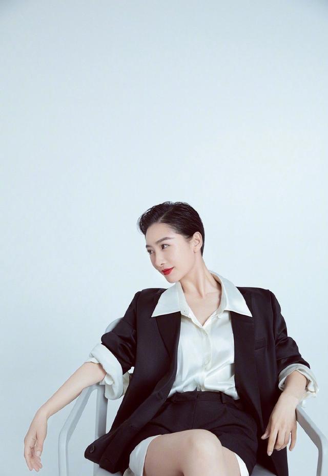 黑色|“安陵容”短发A爆！梳“油头”衬衣扣子解一颗，眼神帅气又迷人