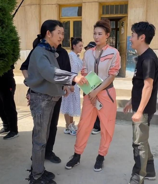 服装|倪萍近况曝光，穿休闲装录制综艺，双腿纤细到裤管撑不起