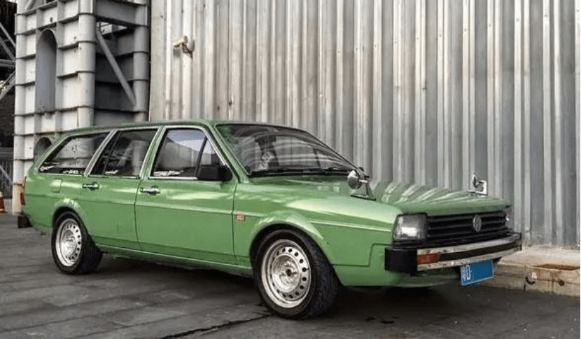 而在现如今,当我们在看到桑塔纳时,其车身浓郁的复古气息与硬朗的线条