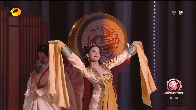 张萌|芒果817晚会女星状态大赏:娜扎紧张频卡词,张萌浮肿,硬糖全员扮嫩