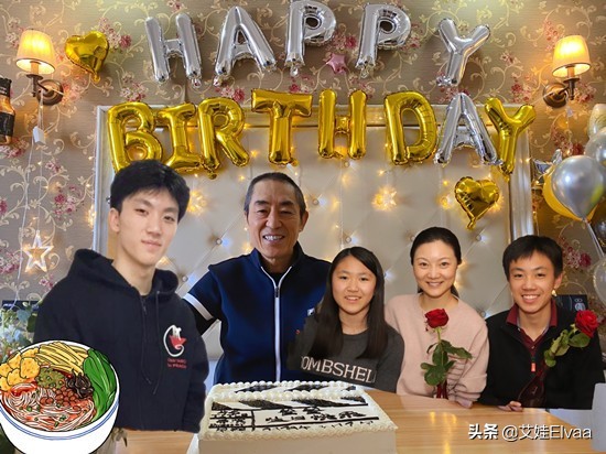 张艺谋|张艺谋带着小娇妻搭飞机，实属难得，穿上万鞋子打扮奢华，妻子全程玩手机。