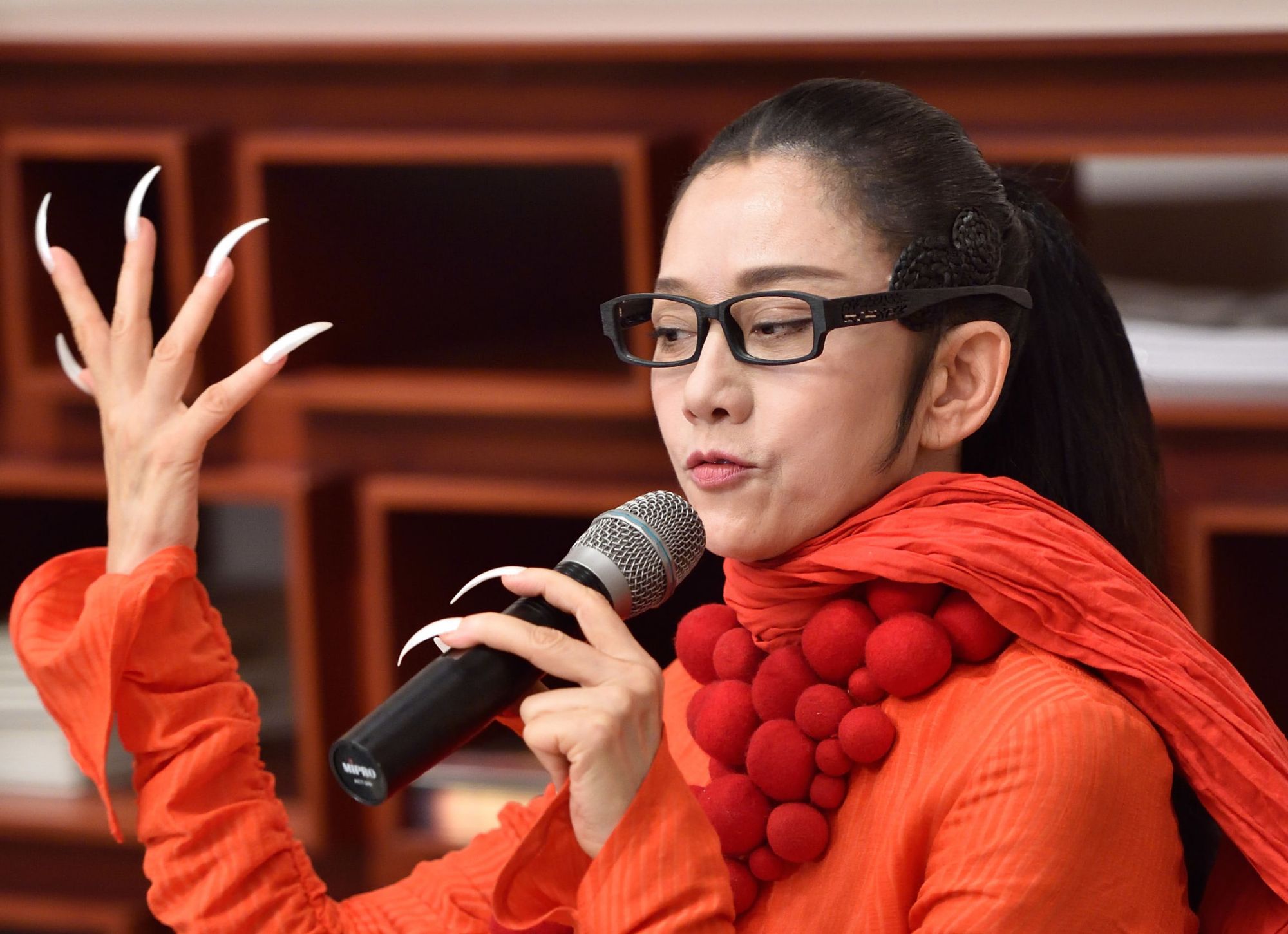感觉|62岁长这样？杨丽萍身穿孔雀长裙仙气十足，白里透红皮肤如少女般