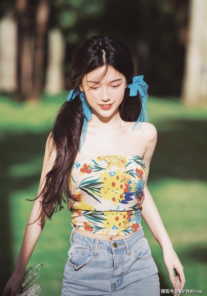 短裙|夏日甜酷风万能公式!明星都爱的时髦风格,普通人也能完美驾驭