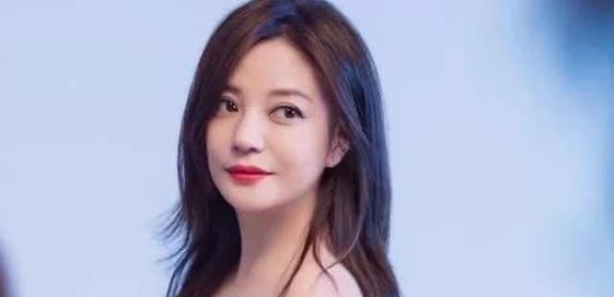 辫子|赵薇素颜现身被拍！发福状态明显，穿破洞裤子打扮时尚