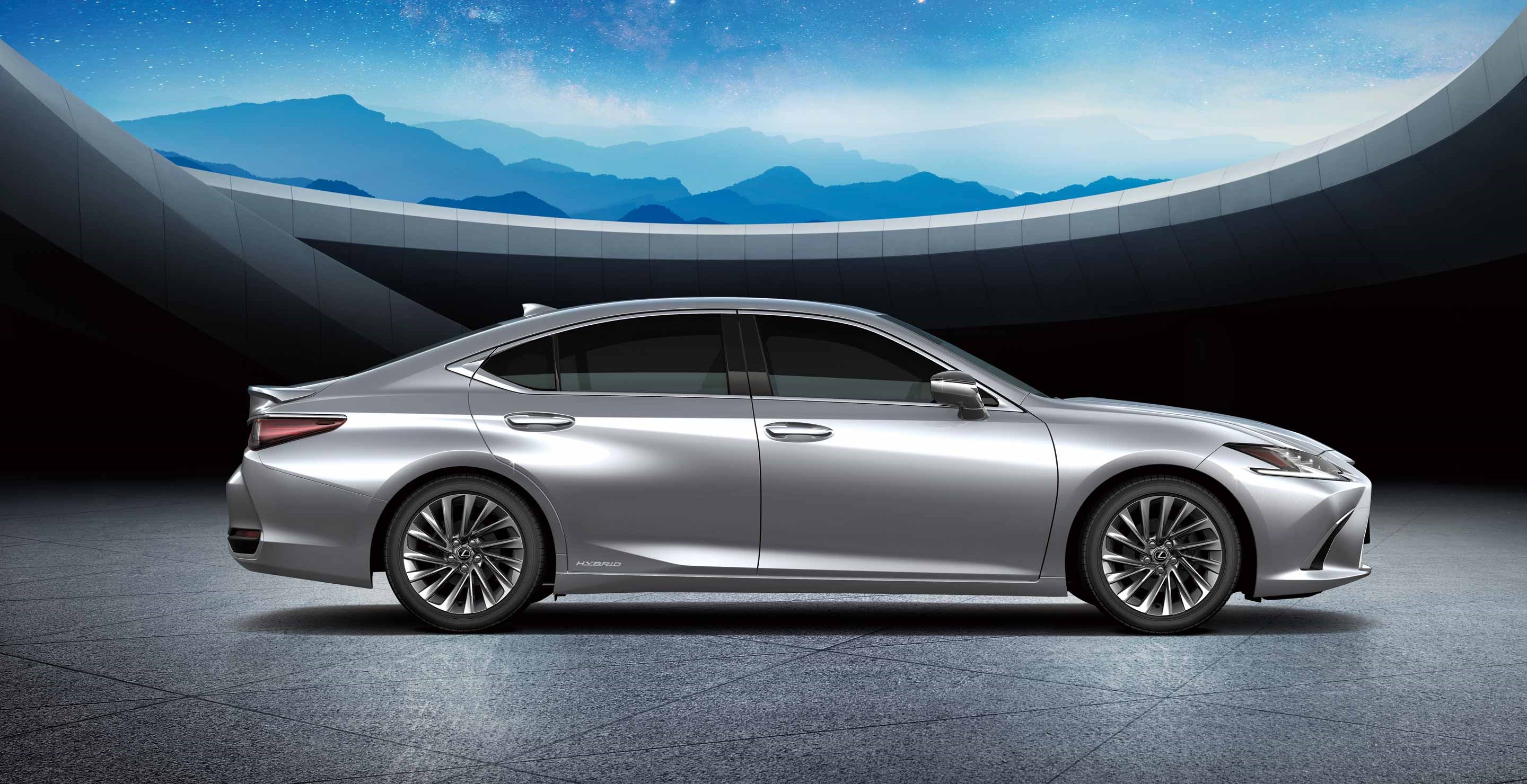 中期改款雷克萨斯es外观方面继续采用家族标志性纺锤形格栅,内部融入