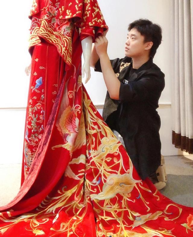 设计|“不务正业”！师范毕业做裁缝，把旗袍一改造直接上了纽约时装周