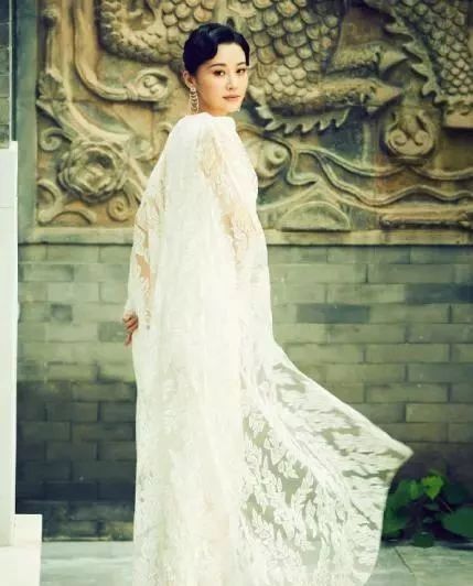 纱裙|50岁许晴鎏金纱裙现身，梨涡甜笑好气质，这才是最佳的梦中情人