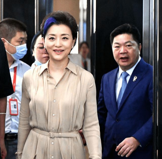 整体|杨澜肆意走秀，穿风衣气场全开，挑染一撮蓝发真洋气
